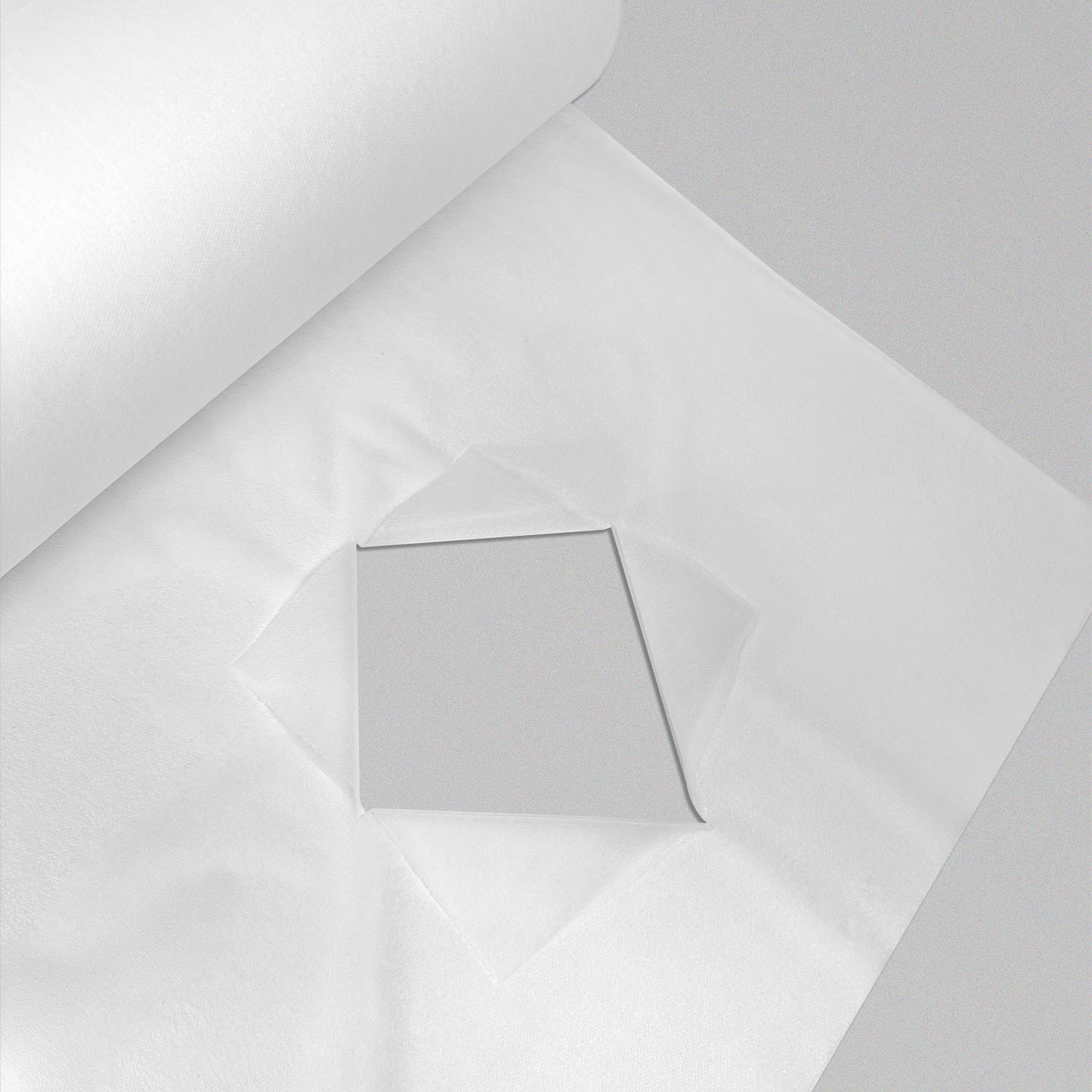 Bänkpapper non-woven. 1st rulle, totalt 100 perforerade ark med ansiktskryss.